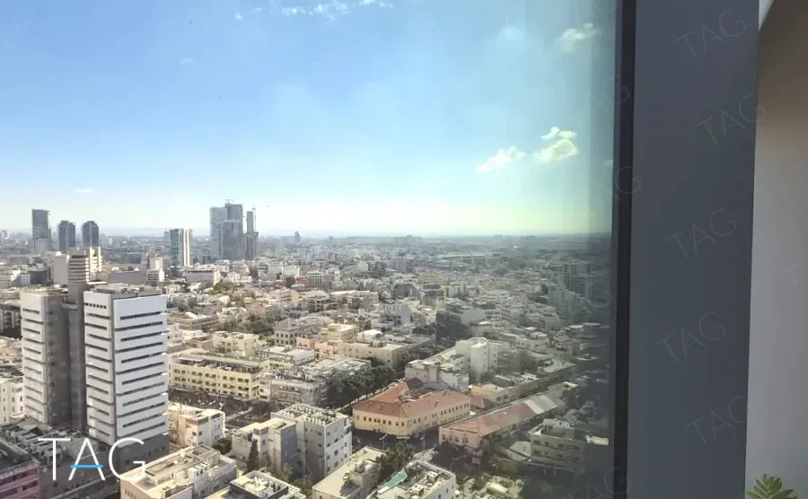 נוף פנורמי על גגות תל אביב מחלון פינתי במגדל רוטשילד 22