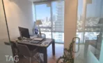 חדר עבודה עם נוף עירוני במגדל רוטשילד 22