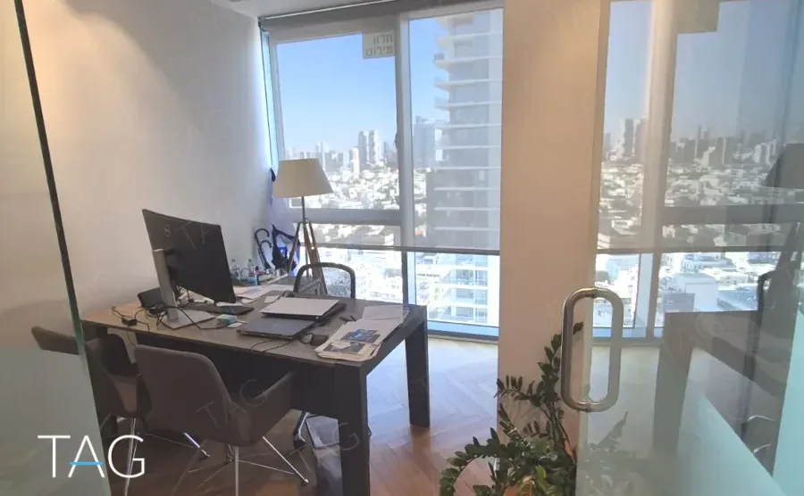 חדר עבודה עם נוף עירוני במגדל רוטשילד 22