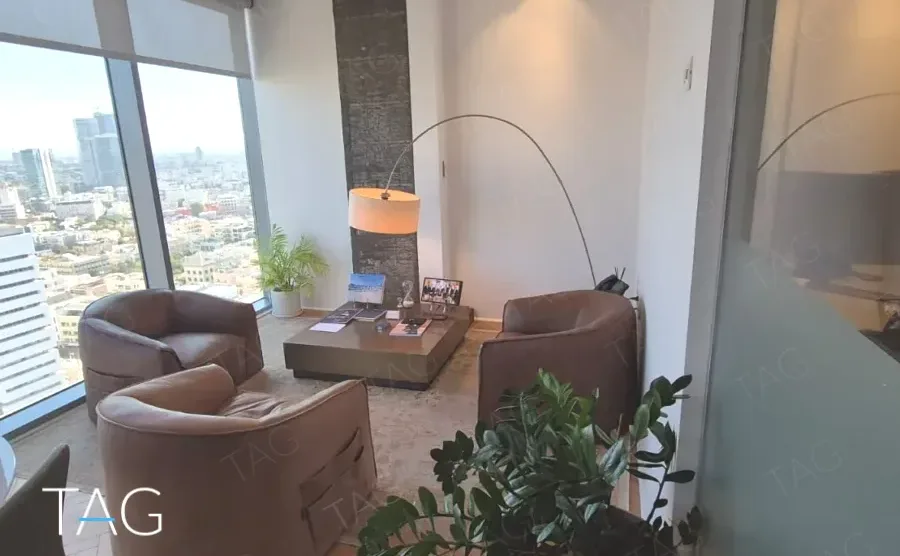 פינת ישיבה עם נוף עירוני במגדל רוטשילד 22