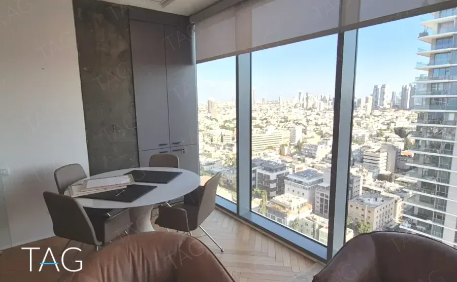 פינת ישיבות עם נוף פנורמי במגדל רוטשילד 22