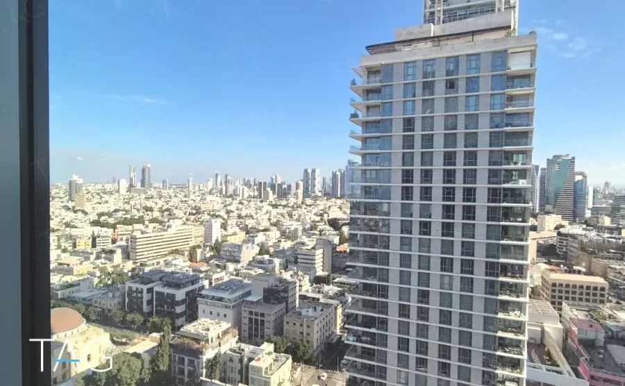 נוף מגדל מגורים וקו הרקיע של תל אביב מחלון במגדל רוטשילד 22