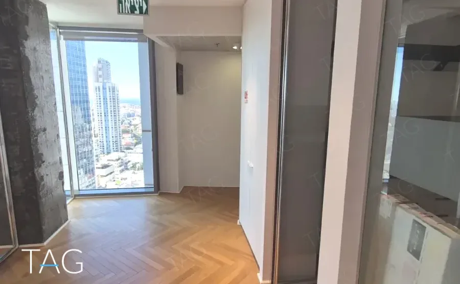 מבואה עם רצפת פרקט במגדל רוטשילד 22