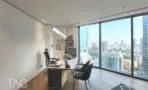 חדר מנהל במשרד במגדל ספיר עם חלונות פינתיים לנוף העיר