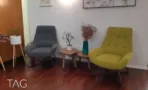פינת המתנה עם שתי כורסאות ושולחנות עגולים קטנים במשרד בבית מרכז אשדר - תג נכסים
