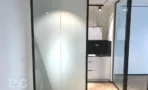 מטבחון מאחורי מחיצת זכוכית חלבית במשרד 84 מ״ר במגדל רסיטל