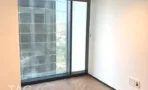 חדר פינתי עם חלון ונוף לעיר במשרד 84 מ״ר במגדל רסיטל