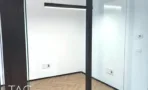 דלת זכוכית במסגרת שחורה במשרד 84 מ״ר במגדל רסיטל