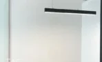 חדר ריק עם גוף תאורה לינארי במשרד 84 מ״ר במגדל רסיטל