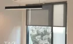 חלון עם וילון גלילה ונוף עירוני במשרד 84 מ״ר במגדל רסיטל