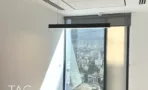 חדר פינתי עם קיר מסך ונוף רחב במשרד 84 מ״ר במגדל רסיטל