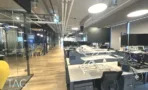 משרד להשכרה 650 מ״ר במגדלי הארבעה, מסדרון עם עמדות עבודה וחדרי זכוכית