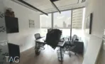 משרד להשכרה 650 מ״ר במגדלי הארבעה, חדר עבודה עם ציור ונוף עירוני