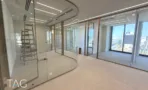 מחיצות זכוכית מעוגלות במשרד בגמר חדש במגדל אייקון