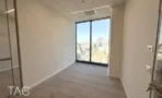 חדר עם חלון מהרצפה עד התקרה ורצפת פרקט במגדל אייקון
