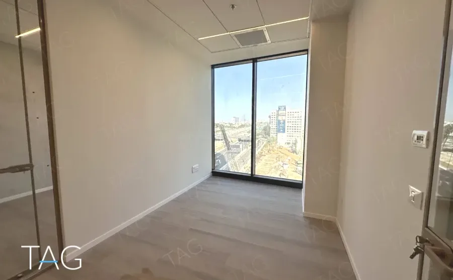 חדר עם חלון מהרצפה עד התקרה ורצפת פרקט במגדל אייקון