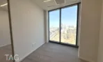 חדר פינתי במגדל אייקון עם חלון גבוה במבט לכיוון סבידור