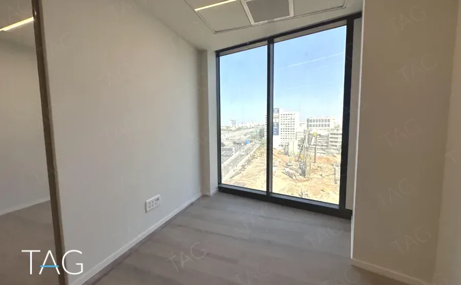 חדר פינתי במגדל אייקון עם חלון גבוה במבט לכיוון סבידור