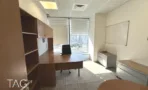 חדר מנהל עם ספריית עץ ולוח מחיק במשרד 374 מ