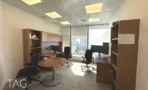 חדר עבודה עם שתי עמדות ומדפי עץ במשרד 374 מ