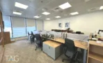 חלל עבודה רחב עם שורות עמדות מחשב במשרד 374 מ