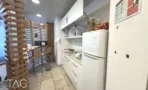 מטבחון עם מקרר, משטח עבודה ומחיצת עץ במשרד 374 מ