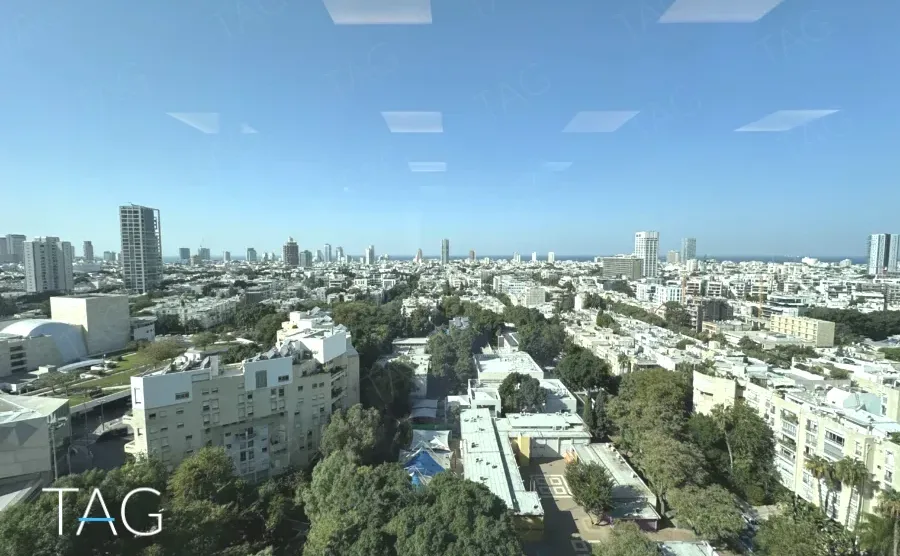 נוף מהחלון אל שכונות צפון תל אביב במשרד 374 מ