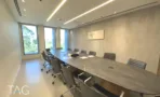 חדר ישיבות עם שולחן ארוך וכיסאות במשרד 470 מ