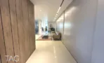 מסדרון עם חיפוי עץ בהיר במשרד 470 מ