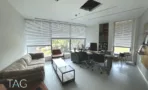 חדר עבודה עם ספה, שולחנות וחלונות במשרד 470 מ