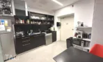 מטבחון כהה עם מדיח, מקרר ופינת אוכל במשרד 470 מ