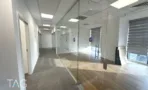משרד להשכרה 168 מ״ר במגדלי אלון 7 חדרים, חלל פתוח עם מחיצות זכוכית ומסדרון חדרים