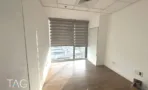 משרד להשכרה 168 מ״ר במגדלי אלון 7 חדרים, חדר עם לוח מחיק וחלון לנוף עירוני
