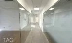 משרד להשכרה 168 מ״ר במגדלי אלון 7 חדרים, מסדרון בין מחיצות זכוכית מחלבית
