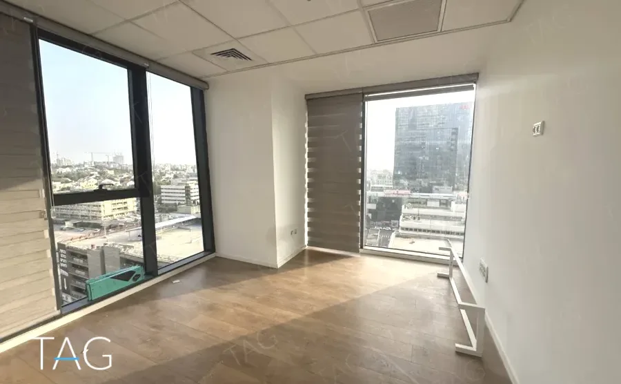משרד להשכרה 168 מ״ר במגדלי אלון 7 חדרים, חדר פינתי עם שני קירות חלונות לנוף העיר