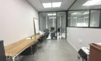 משרד להשכרה 92 מ״ר במגדל WE, חדר עבודה עם דלפק עץ ארוך ומחיצות זכוכית