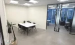 משרד להשכרה 73 מ״ר במגדל WE, חדר ישיבות עם שולחן לבן וכיסאות שחורים ליד מחיצת זכוכית