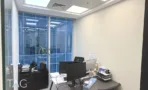 משרד להשכרה 73 מ״ר במגדל WE, חדר עבודה מרוהט עם עמדת מחשב וצמח ליד החלון