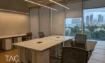 משרד להשכרה 450 מ״ר במגדל WE, שולחנות עבודה מול חלונות עם נוף לעיר