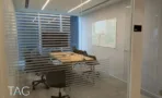 משרד להשכרה 450 מ״ר במגדל WE, חדר ישיבות מאחורי קיר זכוכית עם לוח מחיק