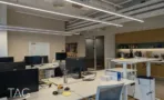 משרד להשכרה 450 מ״ר במגדל WE, אופן ספייס עם עמדות מחשב ופינת קפה