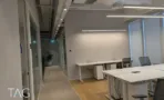 משרד להשכרה 450 מ״ר במגדל WE, מסדרון עם מחיצות זכוכית ועמדות עבודה