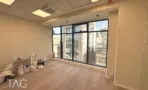 משרד להשכרה בבית יעקב - חדר פינתי עם חלונות רצף גדולים ורצפת פרקט, בשלב עבודות גמר - תג נכסים