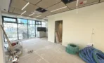 משרד להשכרה בבית יעקב - חלל פתוח עם חלונות סרט לכל אורך הקיר החיצוני ופתח מעבר לחדר נוסף - תג נכסים