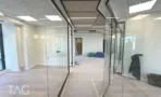 משרד להשכרה בבית יעקב - חלל פתוח עם מחיצות זכוכית שקופות במסגרות שחורות המחלקות חדרי עבודה - תג נכסים