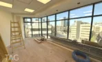 משרד להשכרה בבית יעקב - פינת חלונות עוטפת עם נוף אל בנייני העיר ורצפת פרקט בהירה - תג נכסים