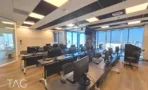 פינת עבודה עם חלונות מזווית במשרד להשכרה במגדל אלייד בבני ברק - תג נכסים