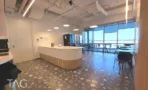 דלפק קבלה ורצפת טראצו במשרד להשכרה במגדל אלייד בבני ברק - תג נכסים