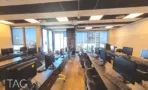 טור עמדות עבודה לאורך חזית הזכוכית במשרד להשכרה במגדל אלייד בבני ברק - תג נכסים