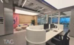 כניסת המשרד להשכרה במגדל אלייד בבני ברק, דלפק קבלה מעוגל ופינת ישיבה - תג נכסים